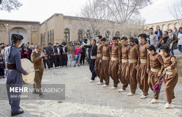 آغاز جشنواره نوروزی اقوام ایرانی در سنندج
