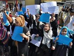 کابل میں سیکڑوں طالبات کا  لڑکیوں کے اسکولوں کی بندش کے خلاف احتجاجی مظاہرہ