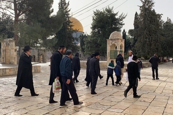 عشرات المستوطنين الصهاينة يقتحمون المسجد الأقصى المبارك