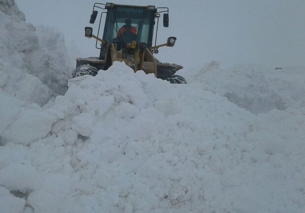 برف و کولاک شدید راه مواصلاتی ۹۰ روستای کردستان را مسدود کرد