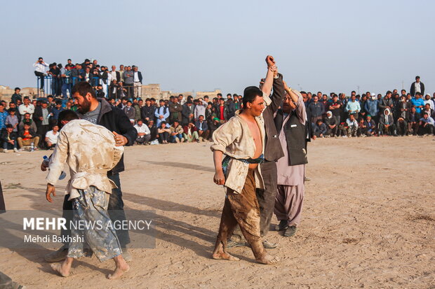 جشن نوروز افغانستانی های مقیم قم با برگزاری مسابقه سنتی کشتی