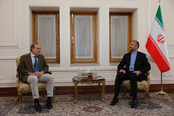 وزير الخارجية الإيراني يلتقي مورا