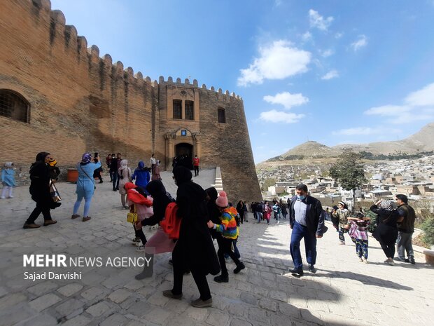 مسافرانShapur Khast (Falakol Aflak) Castle in Khorramabad نوروزی در قلعه فلک الافلاک
