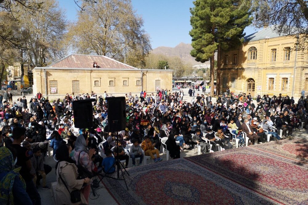 استقبال مسافران نوروزی از موسیقی محلی لرستان