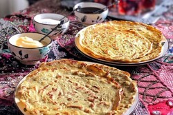پخت و توزیع نان محلی لرستان در میان مسافران نوروزی