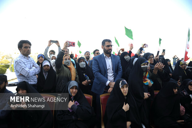 جشن بزرگ روز جمهوری اسلامی ایران بعد از ظهر امروز در محوطه برج میلاد تهران برگزار شد
