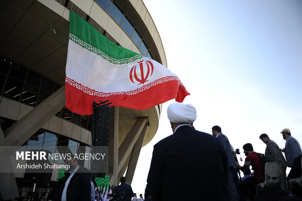 جشن بزرگ روز جمهوری اسلامی ایران بعد از ظهر امروز در محوطه برج میلاد تهران برگزار شد