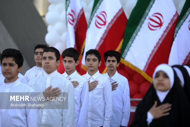 جشن بزرگ روز جمهوری اسلامی ایران بعد از ظهر امروز در محوطه برج میلاد تهران برگزار شد