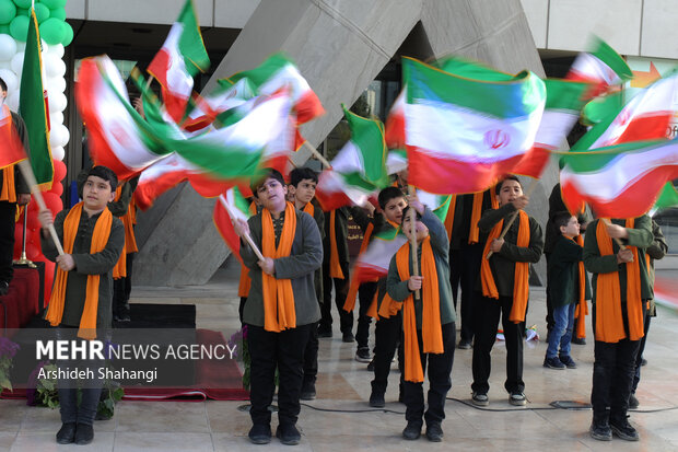 جشن بزرگ روز جمهوری اسلامی ایران بعد از ظهر امروز در محوطه برج میلاد تهران برگزار شد