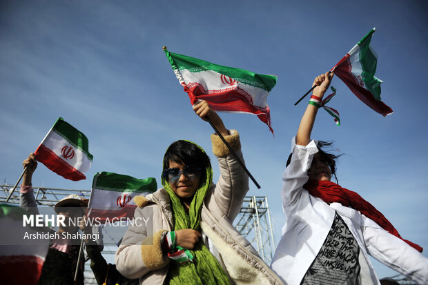 جشن بزرگ روز جمهوری اسلامی ایران بعد از ظهر امروز در محوطه برج میلاد تهران برگزار شد