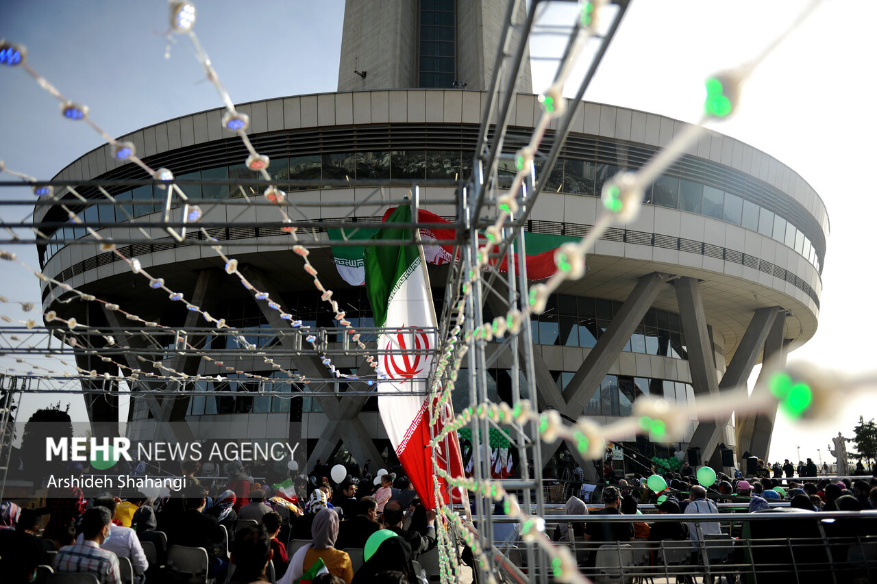 تہران میں میلاد ٹاور میں یوم اسلامی جمہوریہ ایران  کی مناسبت سے جشن کا اہتمام
