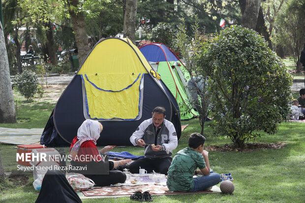 مردم تهران روز سیزدهم فروردین را با شادابی و طراوات بهار در دامن طبیعت  در پارک ملت تهران گذراندند