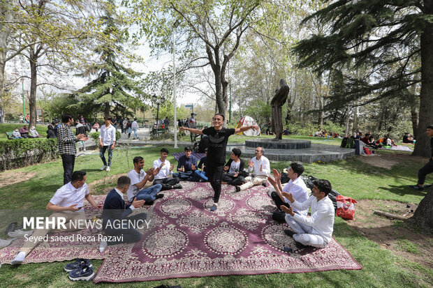 مردم تهران روز سیزدهم فروردین را با شادابی و طراوات بهار در دامن طبیعت  در پارک ملت تهران گذراندند