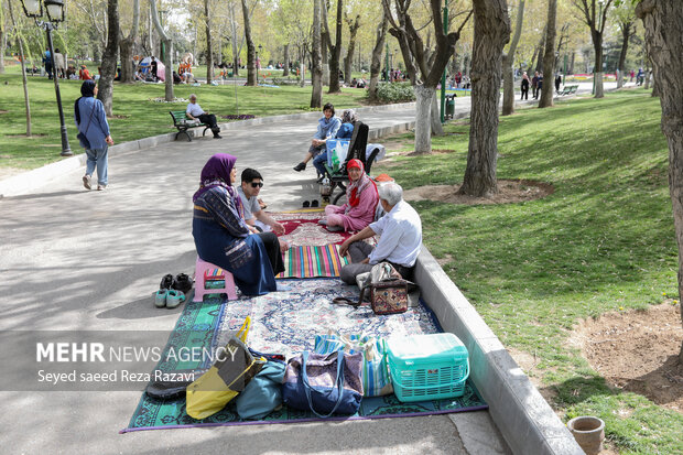 مردم تهران روز سیزدهم فروردین را با شادابی و طراوات بهار در دامن طبیعت  در پارک ملت تهران گذراندند