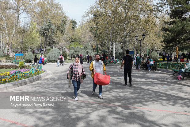 مردم تهران روز سیزدهم فروردین را با شادابی و طراوات بهار در دامن طبیعت  در پارک ملت تهران گذراندند