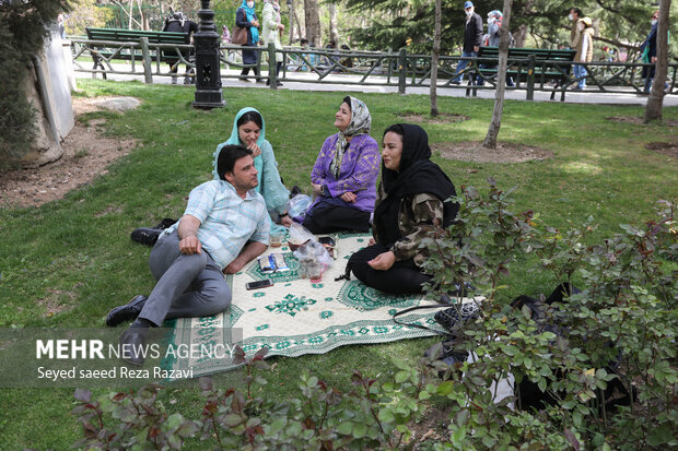 مردم تهران روز سیزدهم فروردین را با شادابی و طراوات بهار در دامن طبیعت  در پارک ملت تهران گذراندند