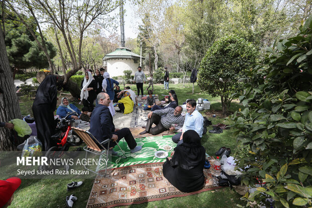 مردم تهران روز سیزدهم فروردین را با شادابی و طراوات بهار در دامن طبیعت  در پارک ملت تهران گذراندند
