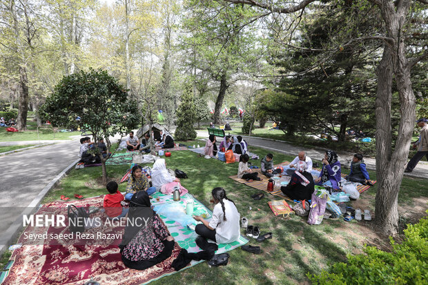 مردم تهران روز سیزدهم فروردین را با شادابی و طراوات بهار در دامن طبیعت  در پارک ملت تهران گذراندند