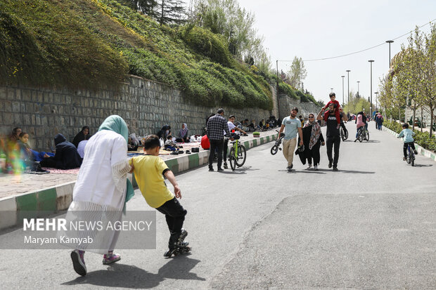 مردم تهران روز طبیعت را در بوستان نهج البلاغه تهران گذراندند