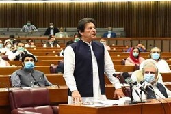 پارلمان پاکستان درباره سرنوشت عمران خان رای گیری می کند