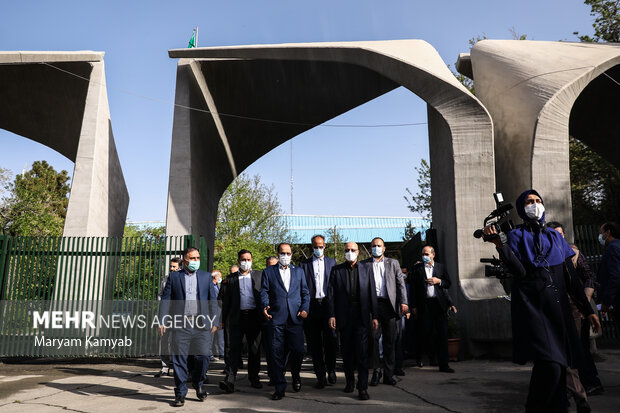 محمدعلی زلفی گل وزیر علوم جهت بازدید و خوش آمدگویی به دانشجویان در دانشگاه تهران حضور یافت