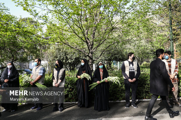 دانشجویان دانشگاه تهران در انتظار ورود محمدعلی زلفی گل وزیر علوم به دانشگاه تهران هستند 