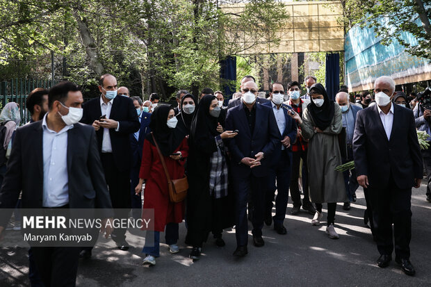 محمدعلی زلفی گل وزیر علوم در حال پاسخگویی به سوالات خبرنگاران در جریان بازدید از دانشگاه تهران است