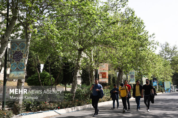 دانشجویان دانشگاه تهران در نخستین روز ازسرگیری کلاس های حضوری دانشگاه ها در این دانشگاه حضور یافتند