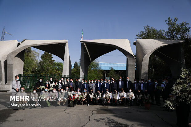 محمدعلی زلفی گل وزیر علوم در نخستین روز ازسرگیری کلاس های حضوری دانشگاه ها با دانشجویان دانشگاه تهران عکس یادگاری گرفت
