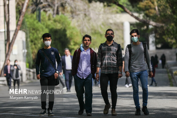 دانشجویان دانشگاه تهران در نخستین روز ازسرگیری کلاس های حضوری دانشگاه ها در این دانشگاه حضور یافتند