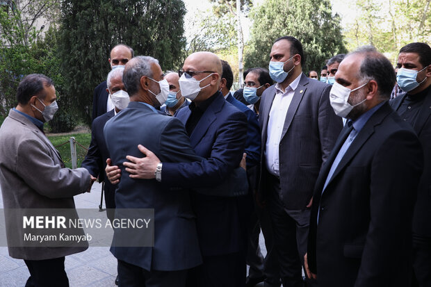 محمدعلی زلفی گل وزیر علوم در جریان بازدید از دانشگاه تهران مورد استقبال یکی از روسای دانشکده ها قرار گرفت