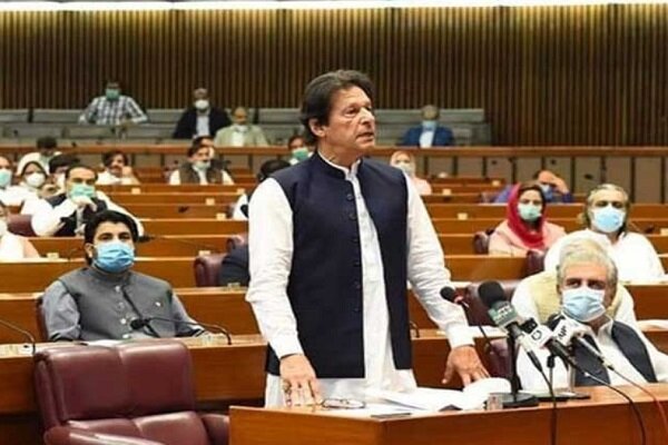 پارلمان پاکستان درباره سرنوشت عمران خان رای گیری می کند