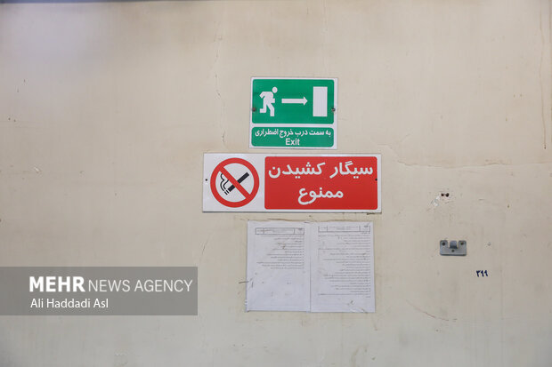 بر دیوار کارخانه نشان سیگار کشیدن ممنوع دیده می شود