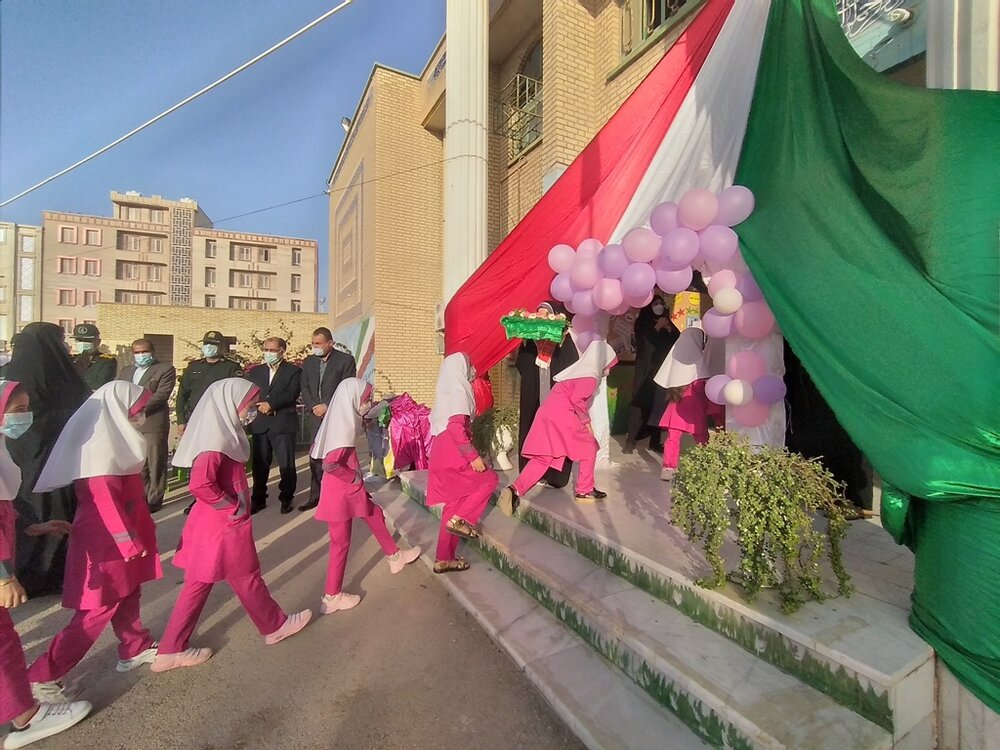 زنگ بازگشت به آموزش حضوری در مدارس گناوه نواخته شد