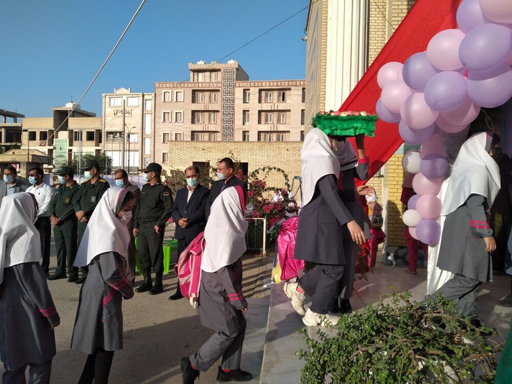 زنگ بازگشت به آموزش حضوری در مدارس گناوه نواخته شد