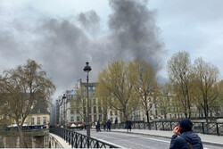 دود غلیظی از مرکز شهر پاریس به هوا برخاست