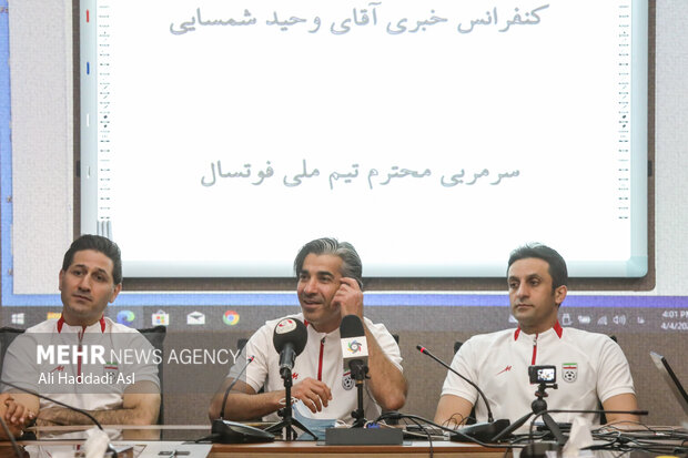 وحید شمسایی سرمربی تیم ملی فوتسال در حال سخنرانی در نشست خبری است