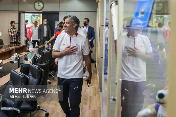 وحید شمسایی سرمربی تیم ملی فوتسال در نشست خبری حضور دارد