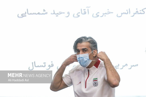 وحید شمسایی سرمربی تیم ملی فوتسال در نشست خبری حضور دارد