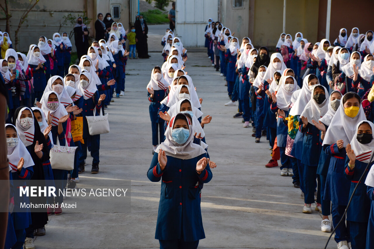 کلاس ۴۹ نفره با یک پنجره باز برای مقابله با کرونا در کرمان