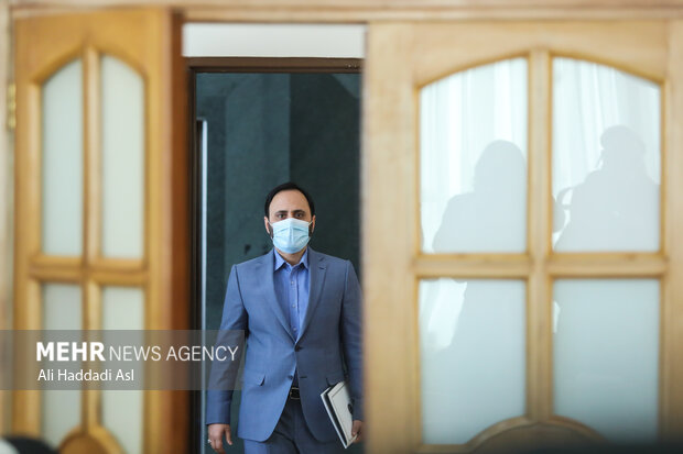 علی بهادری جهرمی سخنگوی دولت در حال ورود به نشست خبری سخنگوی دولت است