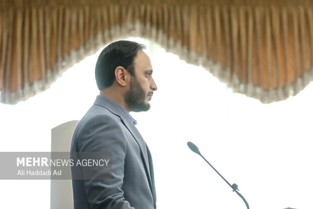 علی بهادری جهرمی سخنگوی دولت در حال سخنرانی نشست خبری است