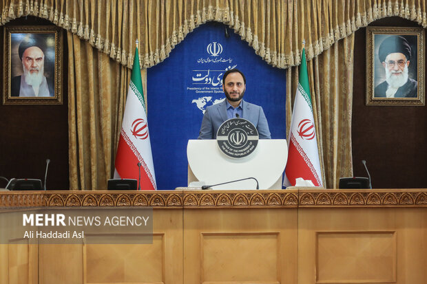 علی بهادری جهرمی سخنگوی دولت در حال سخنرانی نشست خبری است