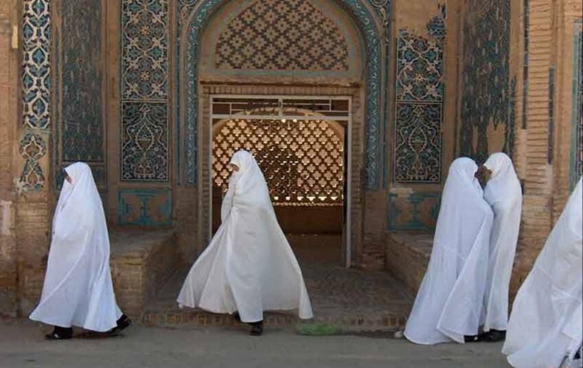 چادر سفید زنان شهر ورزنه در فهرست میراث ناملموس ایران ثبت ملی شد