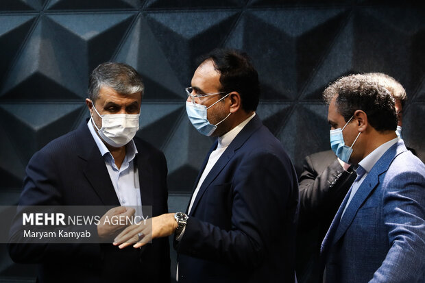محمد اسلامی رئیس سازمان انرژی اتمی در حال ورود به محل نشست خبری با خبرنگاران است
