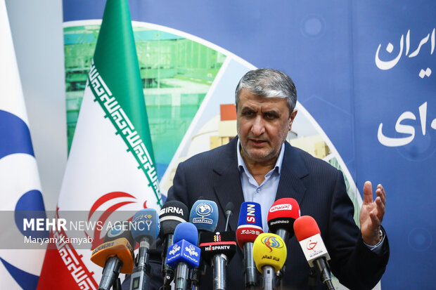 محمد اسلامی رئیس سازمان انرژی اتمی درحال پاسخگویی به سوالات خبرنگاران در نشست خبری است 