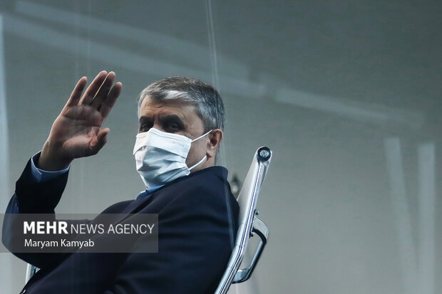 محمد اسلامی رئیس سازمان انرژی اتمی پس از پایان   نشست خبری با عکاسان خداحافظی می کند