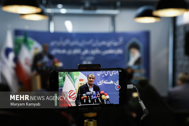 محمد اسلامی رئیس سازمان انرژی اتمی درحال پاسخگویی به سوالات خبرنگاران در نشست خبری است 