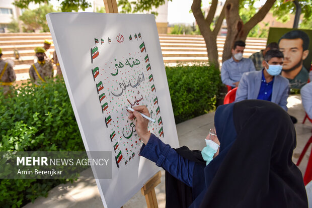 نشست صبح هنر انقلاب و عطرافشانی و غبارروبی مزار مطهر شهدای گمنام در شیراز