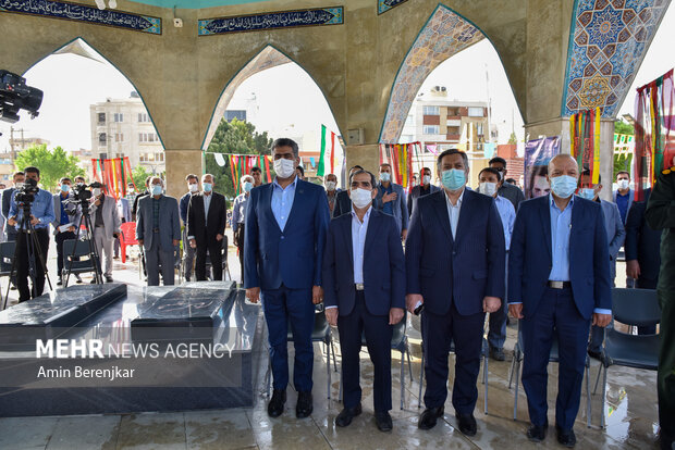 نشست صبح هنر انقلاب و عطرافشانی و غبارروبی مزار مطهر شهدای گمنام در شیراز